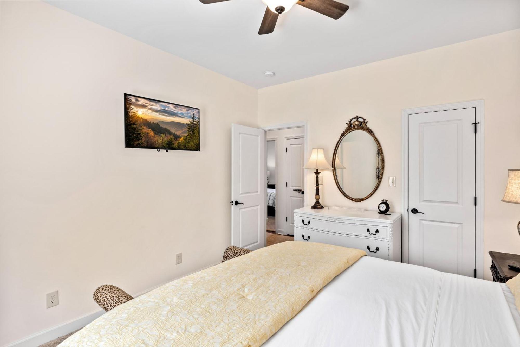 Bear Pass Is A 3 Bed 2 Bath Craftsman Style Home Located Within Walking Distance To Dt جاتلينبرج المظهر الخارجي الصورة
