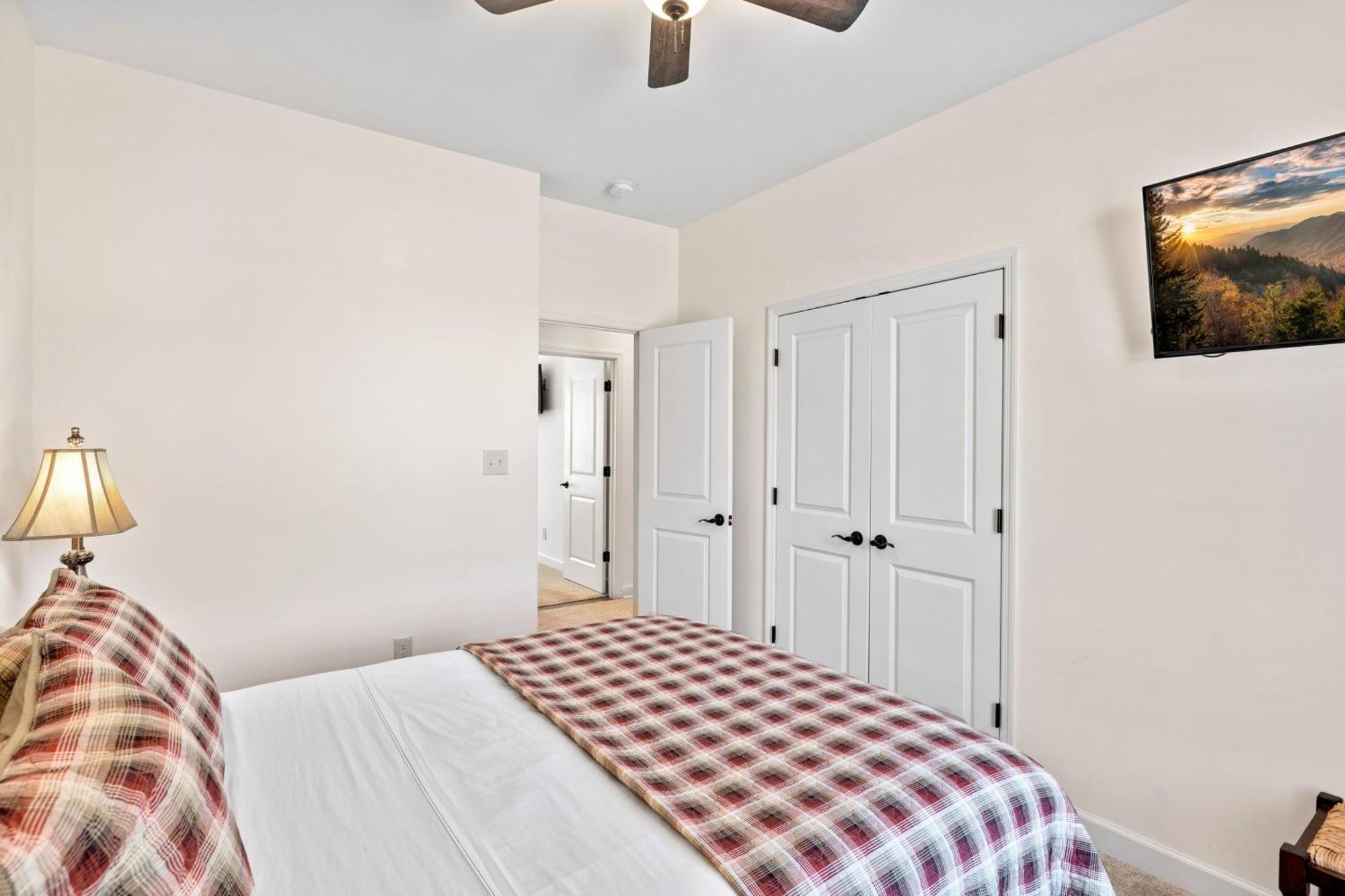 Bear Pass Is A 3 Bed 2 Bath Craftsman Style Home Located Within Walking Distance To Dt جاتلينبرج المظهر الخارجي الصورة