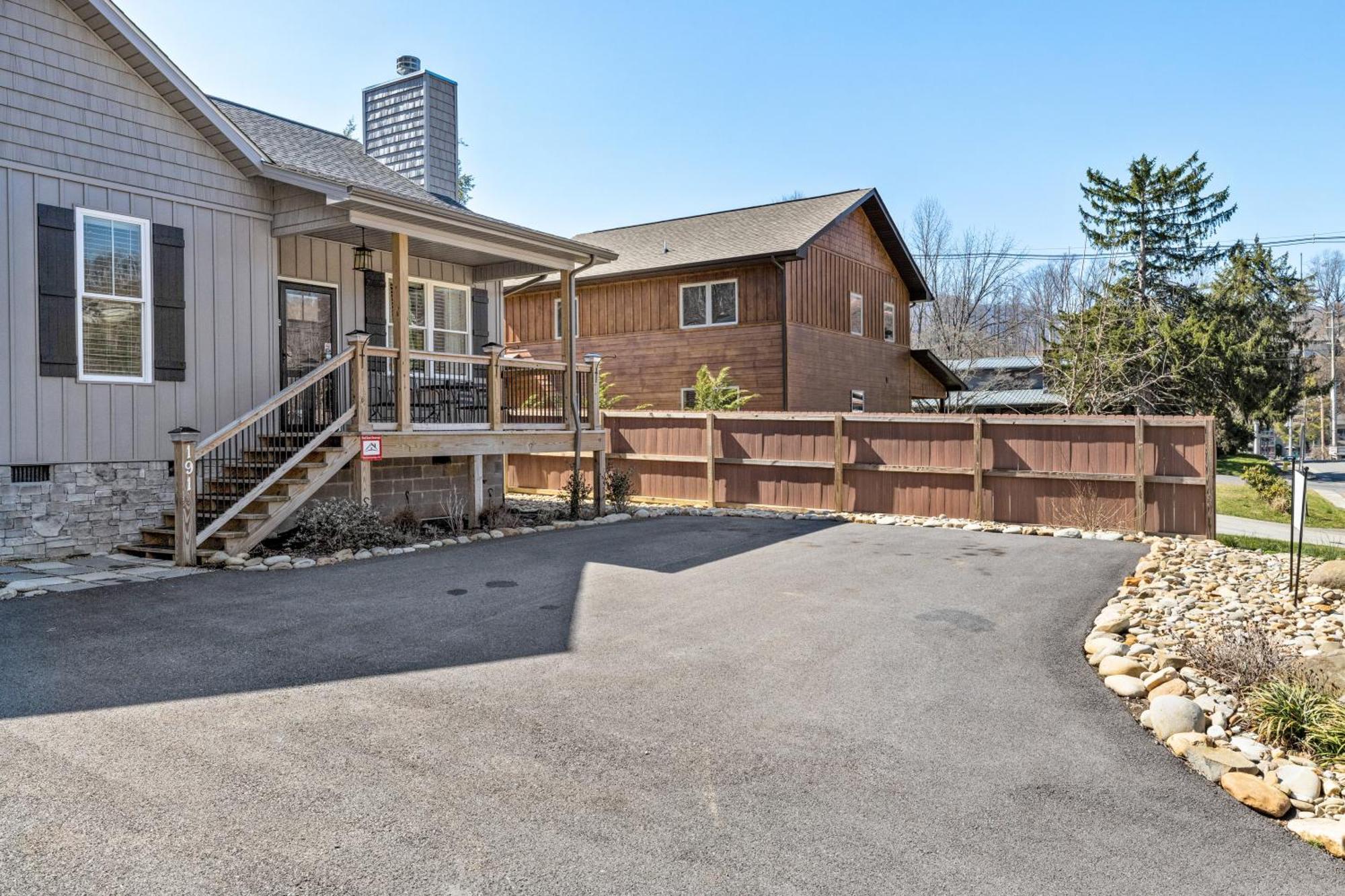 Bear Pass Is A 3 Bed 2 Bath Craftsman Style Home Located Within Walking Distance To Dt جاتلينبرج المظهر الخارجي الصورة