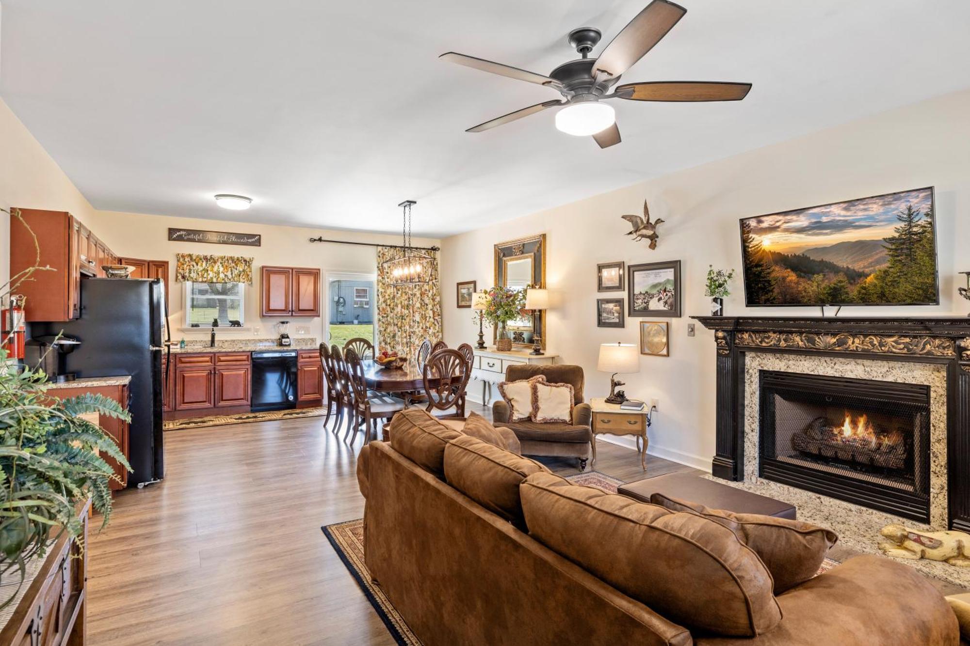 Bear Pass Is A 3 Bed 2 Bath Craftsman Style Home Located Within Walking Distance To Dt جاتلينبرج المظهر الخارجي الصورة