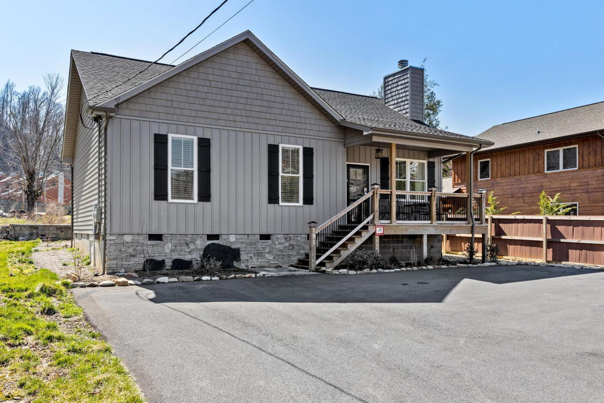 Bear Pass Is A 3 Bed 2 Bath Craftsman Style Home Located Within Walking Distance To Dt جاتلينبرج المظهر الخارجي الصورة