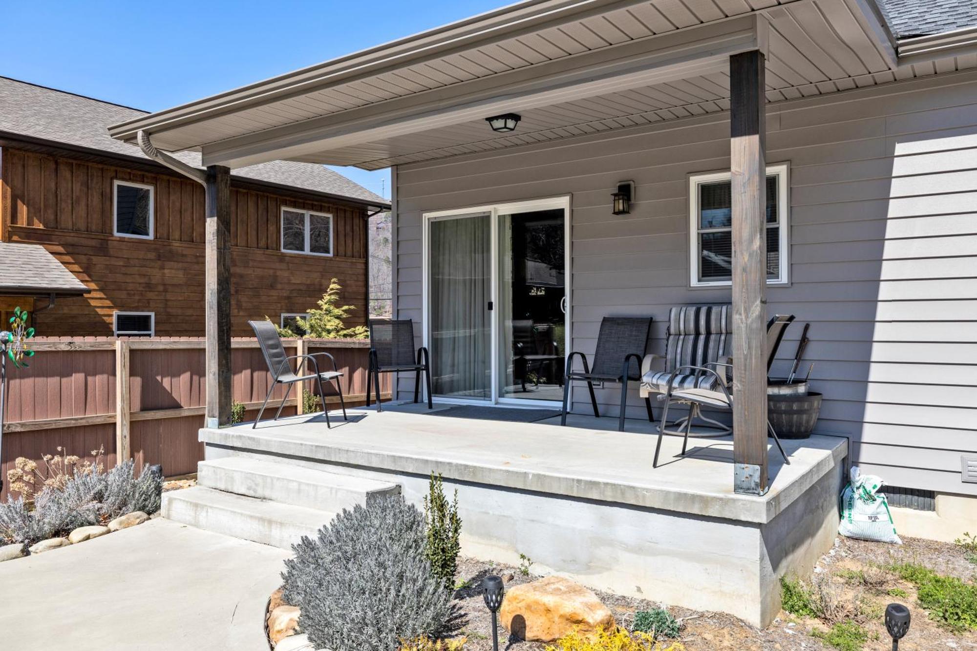 Bear Pass Is A 3 Bed 2 Bath Craftsman Style Home Located Within Walking Distance To Dt جاتلينبرج المظهر الخارجي الصورة