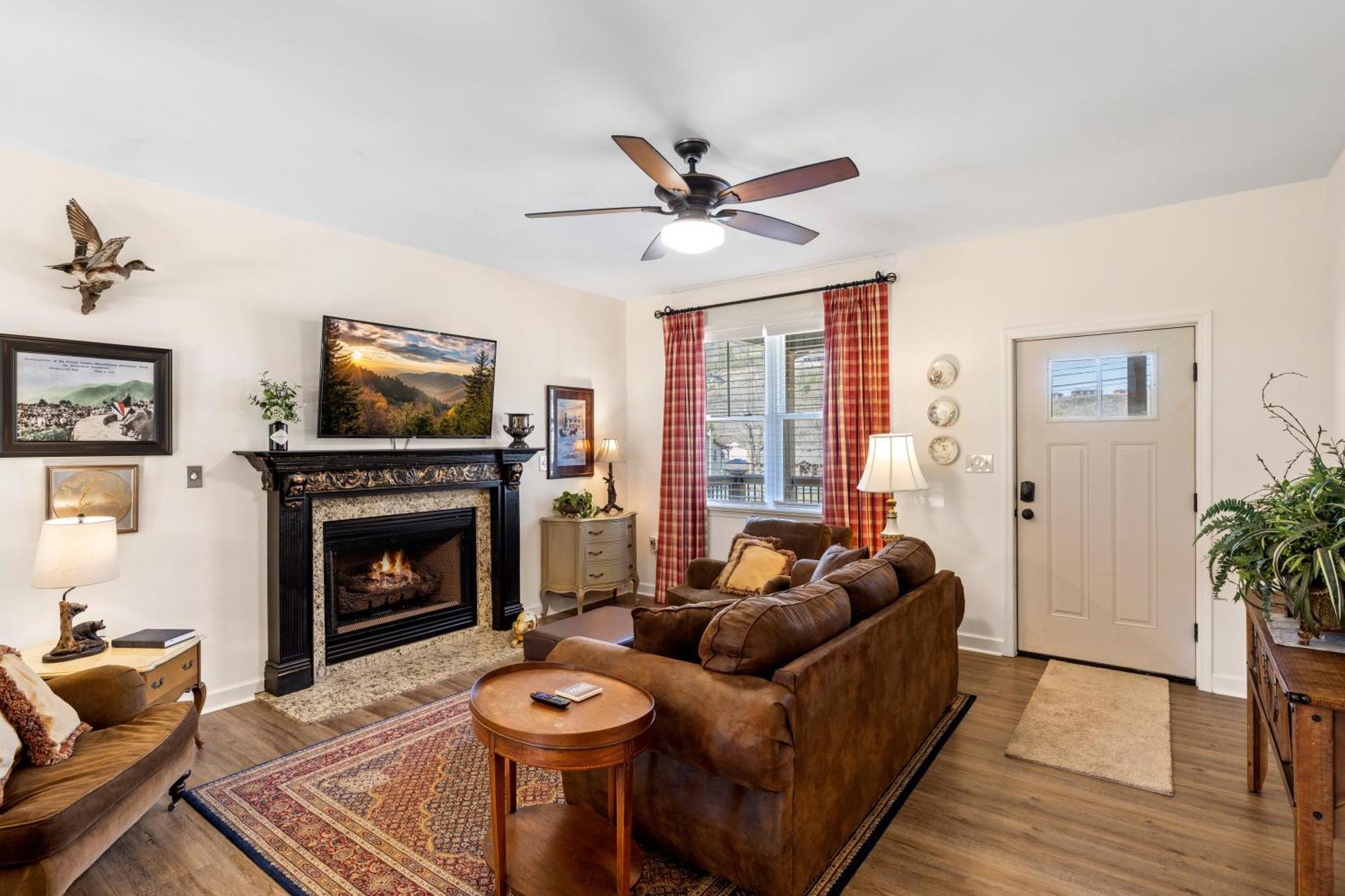 Bear Pass Is A 3 Bed 2 Bath Craftsman Style Home Located Within Walking Distance To Dt جاتلينبرج المظهر الخارجي الصورة